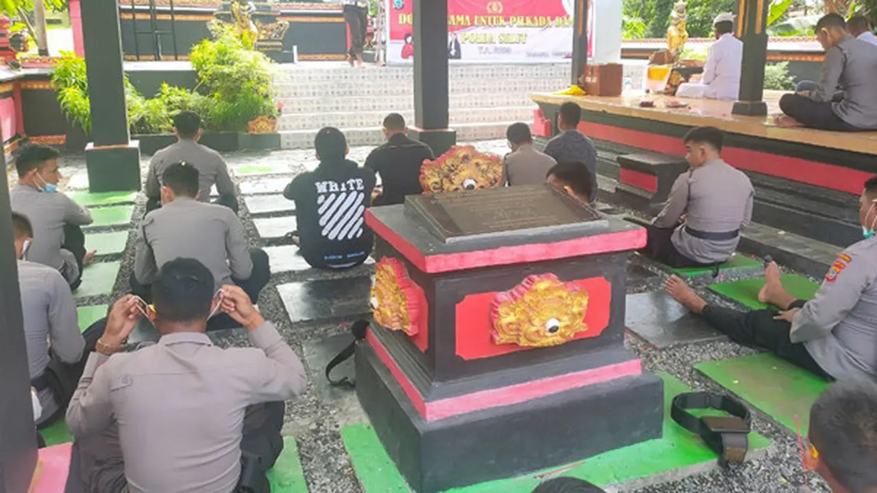 Personel beragama Hindu menggelar Doa Bersama di Pura SPN Polda Sulut.