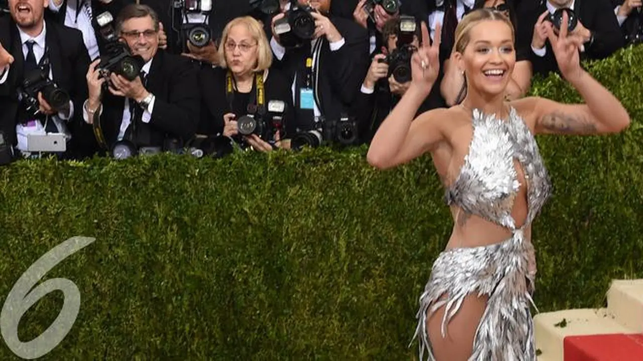 Hanya Pakai Handuk, Ini Gaya Rita Ora di Karpet Merah
