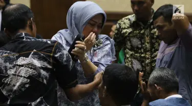 Terdakwa dugaan suap DPRD Sumatera Utara, Tiaisah Ritonga menangis usai menjalani sidang pembacaan putusan di Pengadilan Tipikor, Jakarta, Kamis (14/02). Tiaisah divonis bersalah, dihukum empat tahun dan denda Rp100 juta. (Liputan6.com/Helmi Fithriansyah)