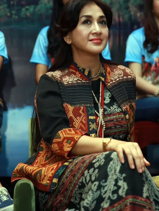 "Untuk badan yang langsing harus mau berbagi, bukan materi tapi ilmu dari paras yang cantik, senyum yang ikhlas dan tulus," ujar pemeran sinetron Anugerah itu. (Deki Prayoga/Bintang.com)