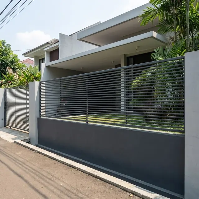 Model Pagar Rumah dengan Kombinasi Tembok Rendah dan Besi Tipis