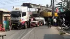 Sebuah truk pengangkut krane, terperosok ke dalam saluran dijalan Serua, Ciputat, Tangerang Selatan, Kamis pagi. Badan truk tersebut melintang menutupi seluruh badan jalan sehingga menyebabkan kemacetan parah.