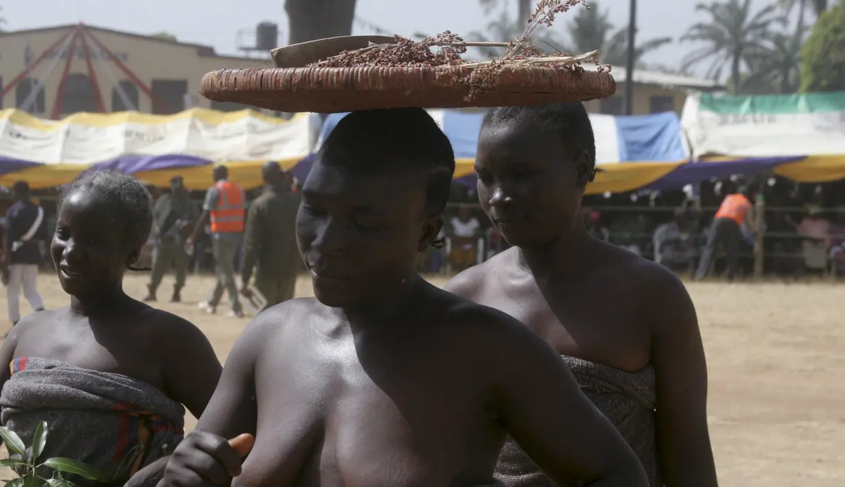 Sejumlah penari memperlihatkan tarian budaya Kpak dari Kagoro saat parade tahun baru di Kaduna, Nigeria (1/1/2016). Sejumlah daerah di Nigeria ikut berpartisipasi meramaikan acara tersebut. (Reuters) 
