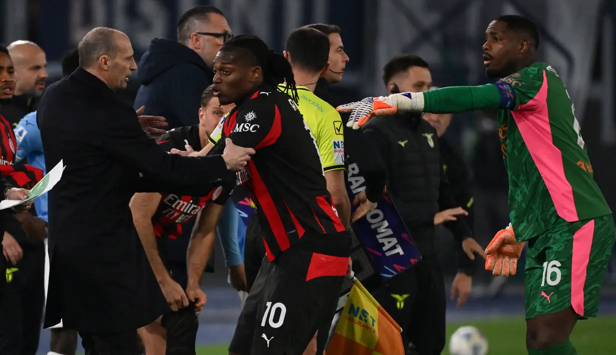 Pemain berkebangsaan Portugal tersebut juga menolak dipeluk oleh pelatih Massimiliano Allegri ketika meninggalkan lapangan pertandingan. (AFP/Alberto Pizzoli)