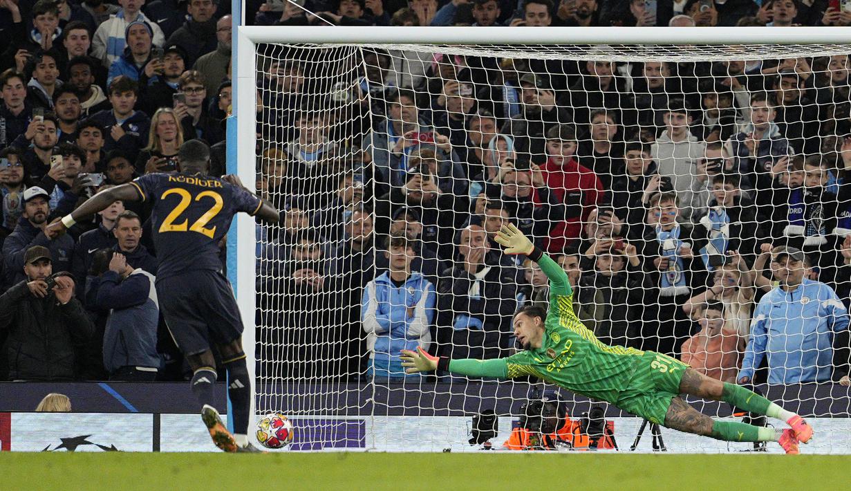 Kiper Manchester City, Ederson gagal menahan eksekusi penalti kelima Real Madrid yang diambil Antonio Rudiger yang menjadi penentu kemenangan 4-3 saat adu tendangan penalti pada laga leg kedua perempatfinal Liga Champions 2023/2024 di Etihad Stadium, Manchester, Rabu (18/4/2024). (AP Photo/Dave Shopland)
