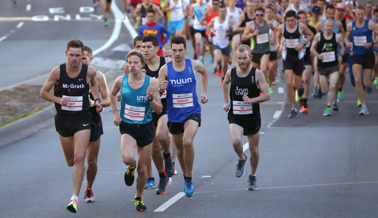 <p>Beberapa peserta memimpin barisan lomba lari City2Surf Fun di Sydney, Australia, Minggu (13/8). Ribuan peserta lokal dan beberapa negara bersaing dalam trek sepanjang 14 kilometer tersebut. (AP Photo/Rick Rycroft)</p>