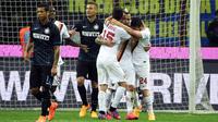 Nainggolan disambut rekan-rekannya usai cetak gol ke gawang Inter (OLIVIER MORIN / AFP)