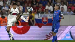 Gol semata wayang yang diciptakan Bruno Fernandes di akhir babak pertama mengantar Portugal menggondol poin penuh dari lawatan ke Slovakia. (AP Photo/Radovan Stoklasa)