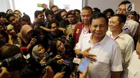 Ketum Gerindra Prabowo Subianto menjawab pertanyaan wartawan sebelum Rakernas Bidang Hukum dan Advokasi di Hotel Sultan, Jakarta, Kamis (5/4). Pertemuan tersebut rencananya membahas strategi pencalonan Prabowo pada Pilpres 2019. (Liputan6.com/Johan Tallo)