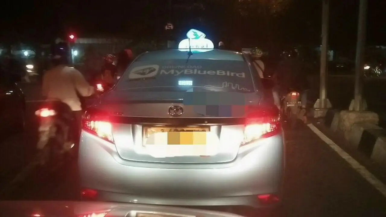 Kelelahan Kejar Setoran, Sopir Taksi Tertidur di Lampu Merah