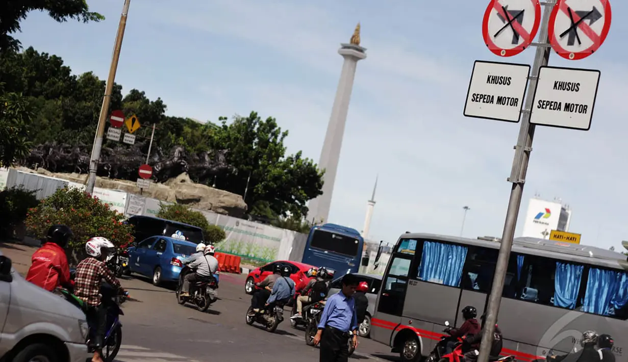 Rambu larangan sepeda motor melintas terpasang di kawasan menuju Jalan MH Thamrin, Jakarta. Foto diambil pada Senin (15/12/2014). (Liputan6.com/Faizal Fanani)