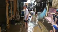 Warga korban banjir di Kampung Melayu, Jakarta Timur mulai membersihkan rumah dari lumpur. (Liputan6.com/ Nanda Perdana Putra)