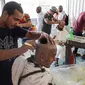Jemaah haji mencukur rambut kepala atau tahalul usai melaksanakan lempar jumrah, Mina, Arab Saudi, Minggu (11/8/2019). Tahalul termasuk ke dalam serangkaian ibadah haji. (FETHI BELAID/AFP)