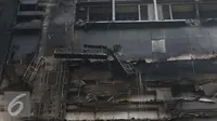 Kondisi Gedung Neo Soho yang hangus pasca kebakaran di Tanjung Duren, Jakarta, Kamis (10/11). Kebakaran Gedung yang masih dalam tahap pembangunan itu terjadi Rabu (9/11) sekitar pukul 20.30. (Liputan6.com/Gempur M. Surya)