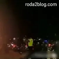 Kertosono merupakan jalur penting dalam arus mudik di kawasan Jawa Timur. Pada hari Minggu, (03/07/2016) banyak pengendara motor yang terpeleset karena ada jutaan laron di jembatan Mengkreng Kertasono yang mengganggu perjalanan mereka.