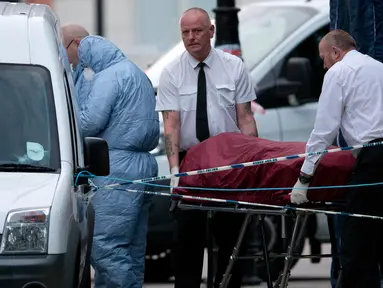 Petugas mengevakuasi jasad seorang perempuan korban penyerangan pisau di Russell Square, pusat kota London, Inggris, Kamis (4/8). Satu orang perempuan tewas dan lima orang lainnya terluka akibat aksi serangan pisau oleh seorang pria. (JUSTIN Tallis/AFP)