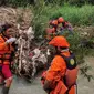 Proses evakuasi korban ditemukan meninggal dunia tersangkut di tumpukan bambu Sungai Way Tebu . Foto (Istimewa)