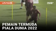 Pemain sepak bola termuda yang berlaga di Piala Dunia 2022 dimiliki timnas Jerman. Namanya Youssoufa Moukoko yang tahun ini baru berusia 17 tahun.