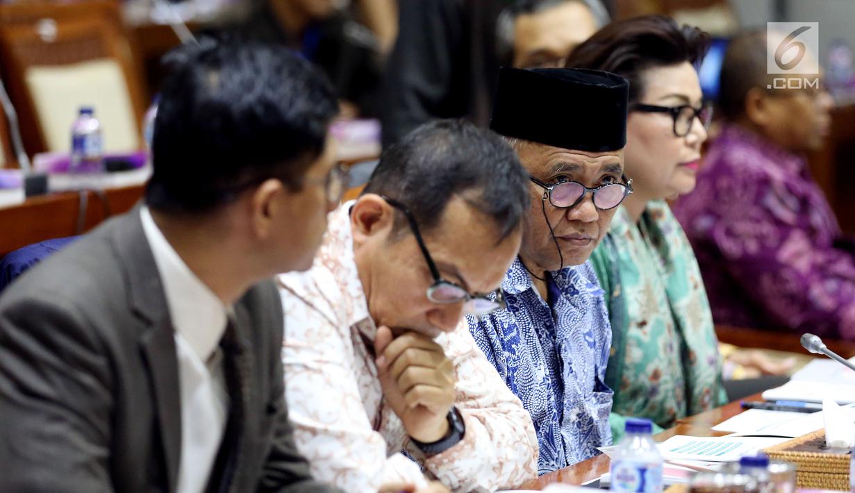 Agus Rahardjo (kedua kanan) bersama pimpinan KPK lainnya mengikuti RDP dengan Komisi III DPR di Kompleks Parlemen, Senayan, Jakarta, Senin (11/9). Sebanyak 22 anggota Komisi III hadir dalam rapat tersebut. (Liputan6.com/Johan Tallo)