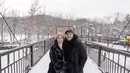 Berkunjung ke Hokkaido-Sapporo yang penuh hamparan salju, Chelsea Olivia dan Glenn Alinskie kompak kenakan puffer coat serba hitam untuk tetap hangat. [@chelseaoliviaa]
