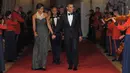 Presiden Amerika Serikat (AS) ke-44, Barack Obama menggandeng tangan sang istri, Michelle Obama, sambil berjalan menuju ruang timur Gedung Putih di Washington seusai makan malam bersama gubernur AS, 22 Februari 2009. (AFP PHOTO / MANDEL NGAN)