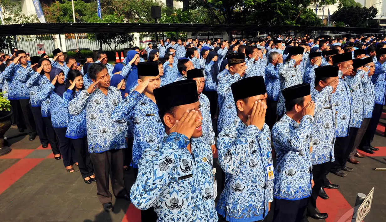 Upacara peringatan Hari Ibu ke-86 itu diikuti seluruh jajaran PNS di Kementerian Dalam Negeri, Jakarta, Senin (22/12/2014). (Liputan6.com/Johan Tallo)