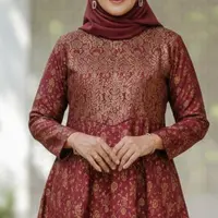 Gamis batik brokat berwarna maroon untuk ibu berusia 50 tahun (Foto: Gemini AI)