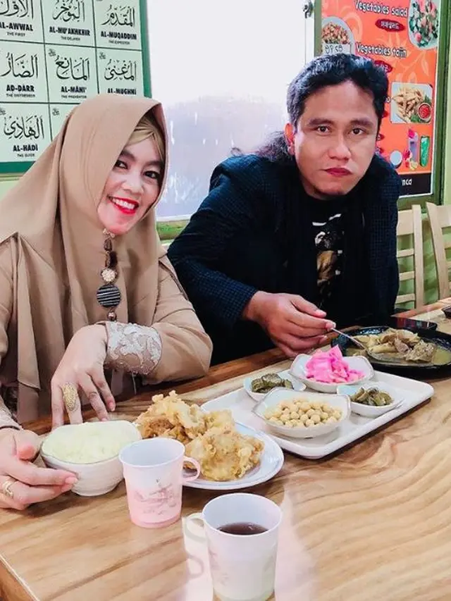 6 Potret Harmonis Gus Miftah dan Istri, Penuh Cinta Temani saat Sakit Kanker