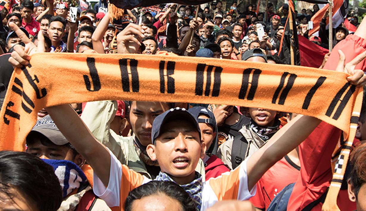 The Jakmania berharap konflik antara PSSI dan Kemenpora segera berakhir saat menyampaikan aspirasi di Kantor Kemenpora, Jakarta, Selasa (11/8/2015). (Bola.com/Vitalis Yogi Trisna)