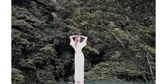 Saat berlibur di resort mewah seperti Mandapa Ritz Carlton Reserve yang menawarkan pemandangan hutan hujan dengan tanaman dan pepohonan serta kolam renang luar ruangan, Nia Ramadhani memilih maxi dress warna putih yang sleek dan sophisticated. (Foto: Instagram @ramadhaniabakrie)
