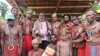 Bupati Johny Kamuru bersama warga suku adat. Kesehatan harus menjangkau semua.
