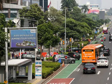 Suasana arus lalu lintas di Jalan Sudirman, Jakarta, Rabu (20/7/2022). Dinas Lingkungan Hidup (DLH) DKI Jakarta menyatakan sebanyak 75 persen polusi udara di Ibu Kota berasal dari emisi kendaraan bermotor roda dua dan roda empat. (Liputan6.com/Faizal Fanani)