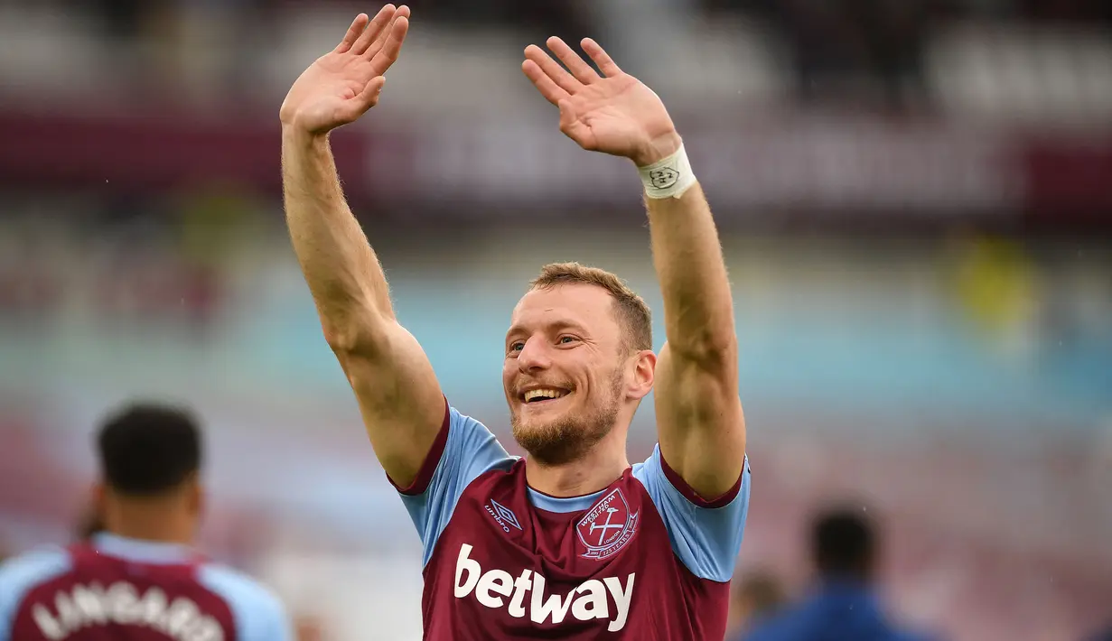 Vladimir Coufal - Pada musim ini performa Coufal begitu memukau, tak heran jika ia dipanggil untuk membela negaranya di Euro 2020 ini. Ia menjadi bek kanan andalan West Ham United untuk mengarungi Liga Inggris musim lalu. (Foto: AFP/Pool/Justin Tallis)