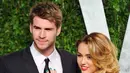 Miley Cyrus dan Liam Hemsworth, selalu ramai dibicarakan soal kemesraan dan hubungannya. Kali ini dikabarkan Miley dan Liam memiliki sebuah rencana yang lebih serius. (AFP/ALBERTO E. RODRIGUEZ)