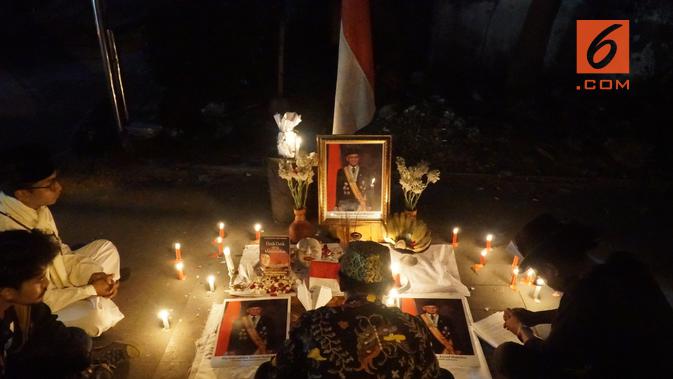Sejumlah seniman Bandung mengenang wafatnya BJ Habibie dengan penampilan seni di pinggir jalan. (Liputan6.com/Huyogo Simbolon)
