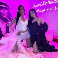 Pada Jumat 10 Agustus kemarin, pesta ultah Erika Carlina digelar dengan mengusung tema pajamas party. [Instagam/rachelvennya]