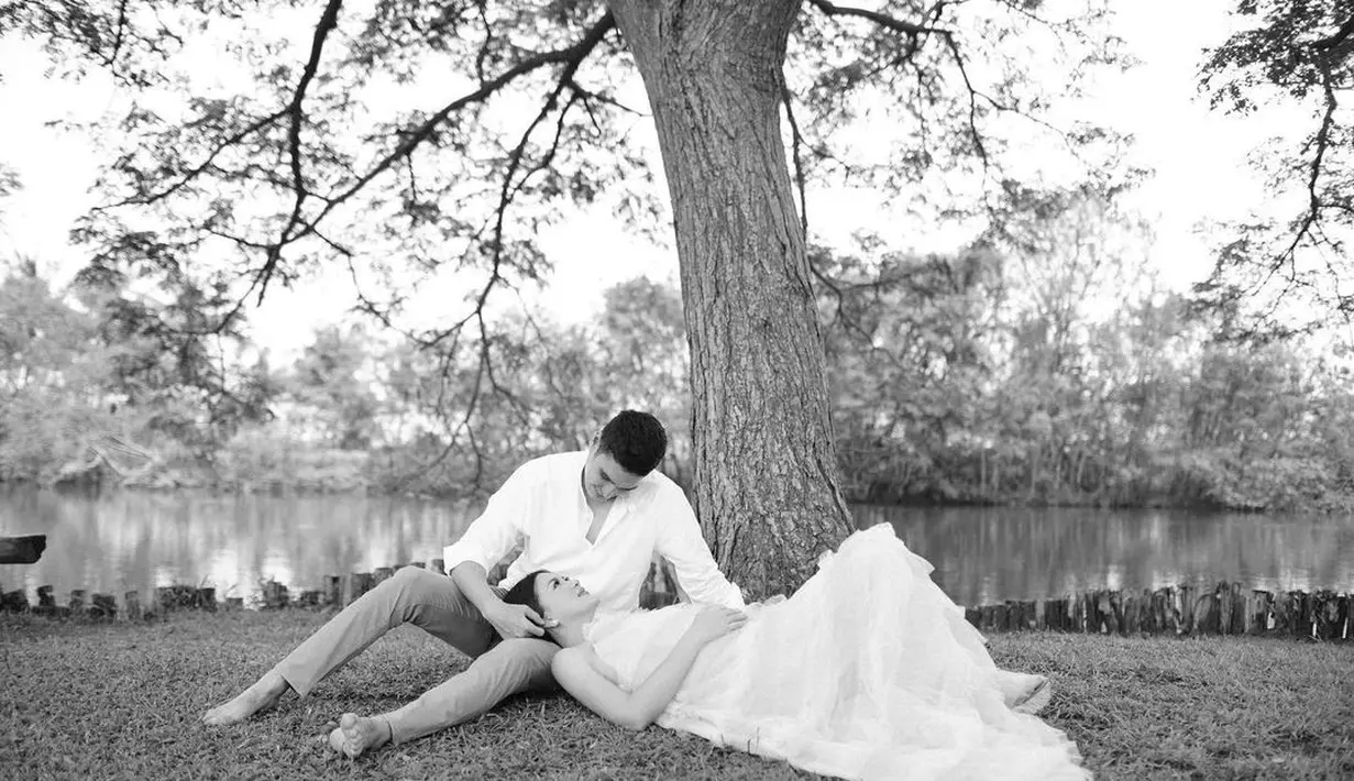 Deasy Pricsilla nampak anggun dengan gaun ruffle berwarna putih kebiruan. Sementara itu, Marcel hanya memadukan kemeja lengan panjang dan jeans.