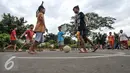 Sejumlah anak bermain sepak bola di Jalan Tambak, Manggarai, Jakarta, Jumat (22/7). Masih kurangnya taman bermain di Jakarta, membuat warga khususnya anak-anak memanfaatkan fasilitas yang bukan peruntukannya. (Liputan6.com/Yoppy Renato)