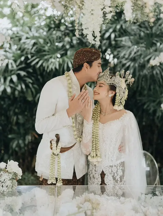 Menurut unggahan Didiet Maulana di akun Instagram pribadinya, kebaya Salshabilla Adriani terinspirasi dari motif batik sunda Merak Ngibing, dengan motif bordir bunga dan dedaunan. [Foto: Instagram/morden.co]