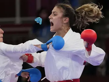 Pelindung gigi dari atlet karate asal Bulgaria, Ivet Goranova (kanan)saat bertanding melawan Bettina Plank dari Austria dalam semifinal kumite 55kg putri pada Olimpiade Tokyo 2020,  Kamis (5/8/2021). (Foto: AP/Vincent Thian)