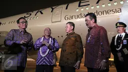 Dirut Garuda, M. Arif Wibowo (kiri) saat menyambut kedatangan pesawat Boeing 777-300ER di hanggar 4 GMF, Bandara Internasional Soekarno Hatta, Tangerang, Kamis (29/10). Pesawat ini memiliki kapasitas penumpang 393 seat. (Liputan6.com/Angga Yuniar)