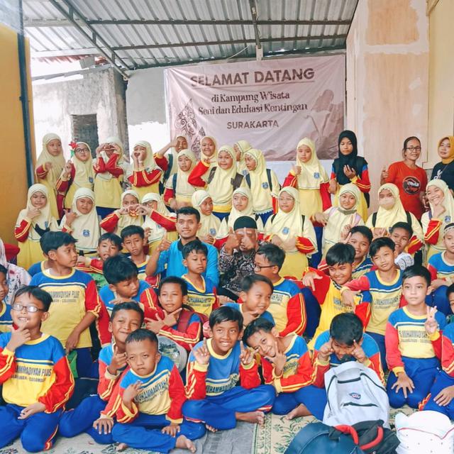 Pelajar sekolah dasar sedang berwisata edukasi di Melda Creative Art