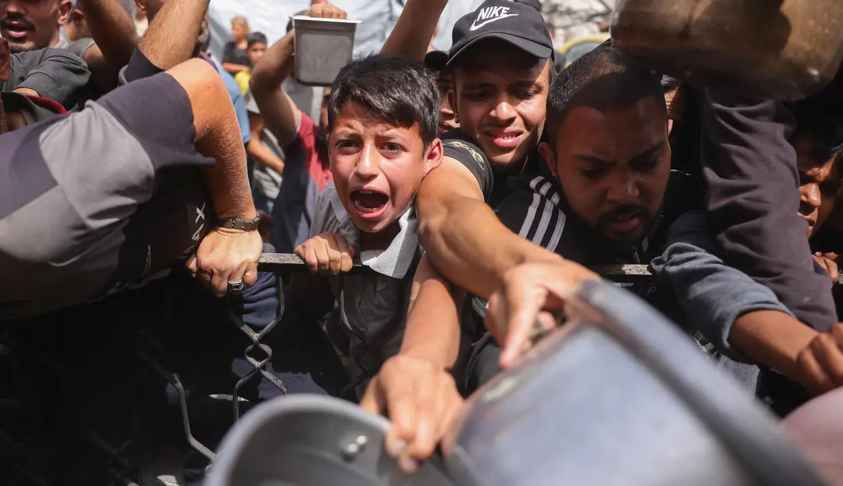 Kantor Perserikatan Bangsa Bangsa (PBB) untuk Koordinasi Urusan Kemanusiaan (OCHA) mengatakan sedikitnya 2,1 juta orang di Jalur Gaza terancam kelaparan. (Bashar TALEB/AFP)