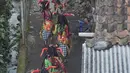 Para penari menuju tempat pentas Festival Lima Gunung di lereng Gunung Merapi, Desa Klogowanan, Magelang, (21/7). Festival tersebut diselenggarakan secara mandiri oleh petani setiap tahun. (Liputan6.com/Gholib)