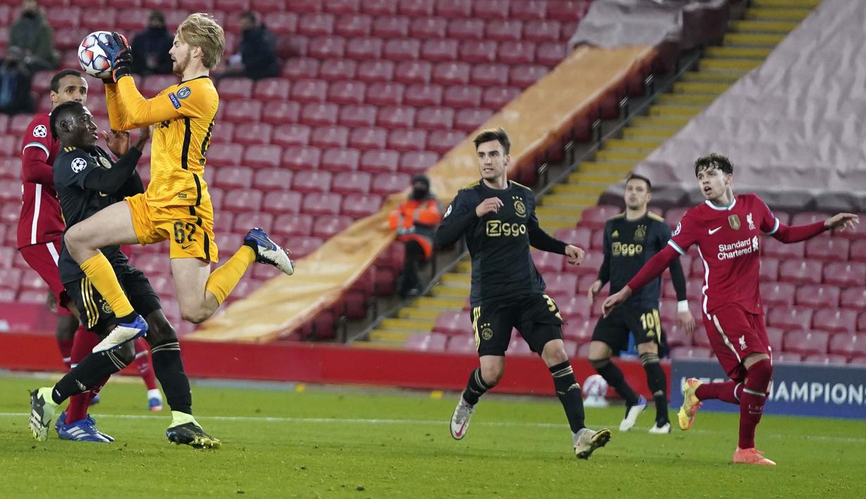 Kiper Liverpool, Caoimhin Kelleher, menangkap bola saat melawan Ajax Amsterdam di Stadion Anfield, Rabu (2/12/2020). Kiper ketiga The Reds itu tampil memukau dan membawa Liverpool menang atas Ajax. (AP Photo/Jon Super, Pool)