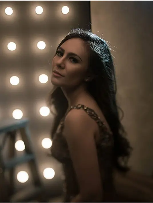 "Kita suami istri di film ini, dia serius banget liatin akunya pas take, gua nanya ini enggak ada adegan ciuman kan, haha. Kalau ada, gua gak ambil nih filmnya haha," lanjut Wulan Guritno. (Instagram/wulanguritno)