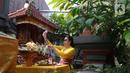 Umat Hindu saat melaksanakan ritual persembahyangan Hari Raya Galungan di Kampung Bali, Bekasi Utara, Bekasi, Jawa Barat, Rabu (16/9/2020). Perayaan hari kemenangan kebenaran (Dharma) atas kejahatan (Adharma) tersebut dilakukan di kediaman masing-masing. (Liputan6.com/Herman Zakharia)