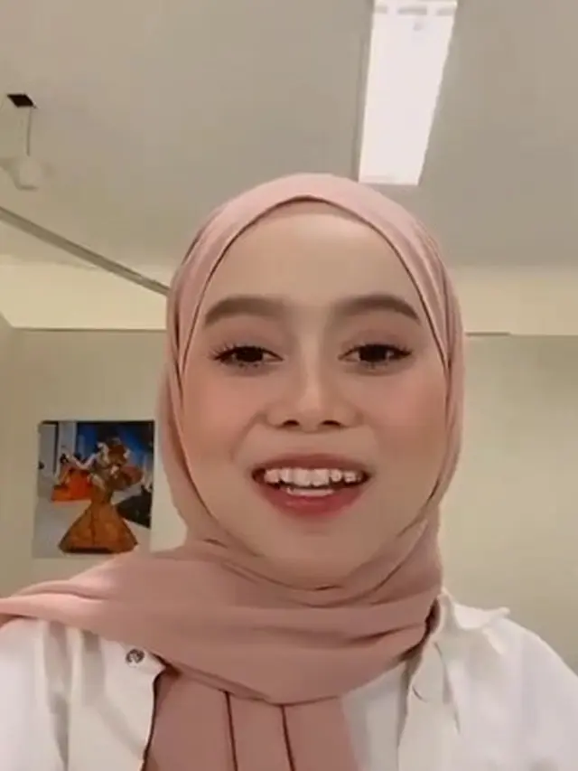 Hilangkan Gingsul, Ini 6 Potret Terbaru Lesty Kejora Tampil Pakai Behel