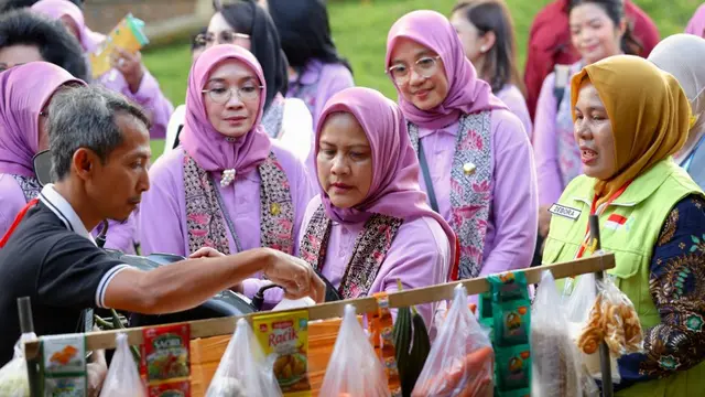 Iriana berbincang dengan tukang sayur yang menjadi penyuplai gizi untuk ibu hamil. (Hermawan/Liputan6.com)
