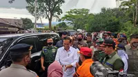 Presiden Jokowi tiba disalah satu lokasi pengungsian warga korban terdampak gempa Cianjur. (Liputan6.com/Achmad Sudarno)